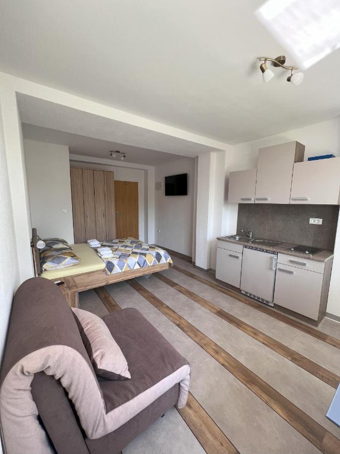 Apartmani Palme Funtana Exterior photo
